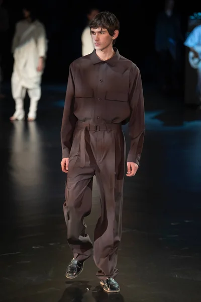 Look 18
